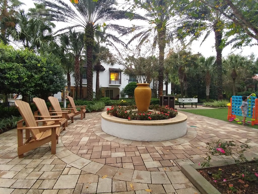 Marriott’s Lakeshore Reserve Courtyard